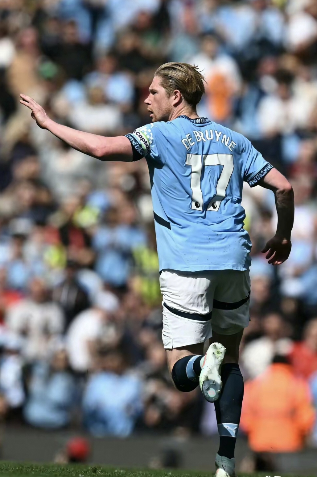 爱游戏中国官网-曼城中场压哨进球，继续保持胜利态势