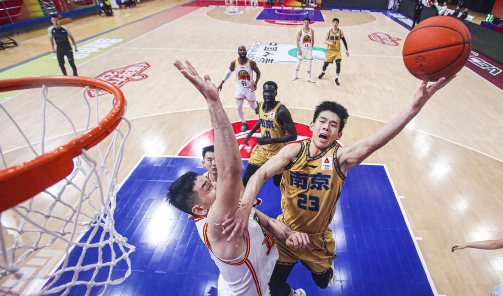 精彩对攻，两队实力悬殊令比赛更引人注目