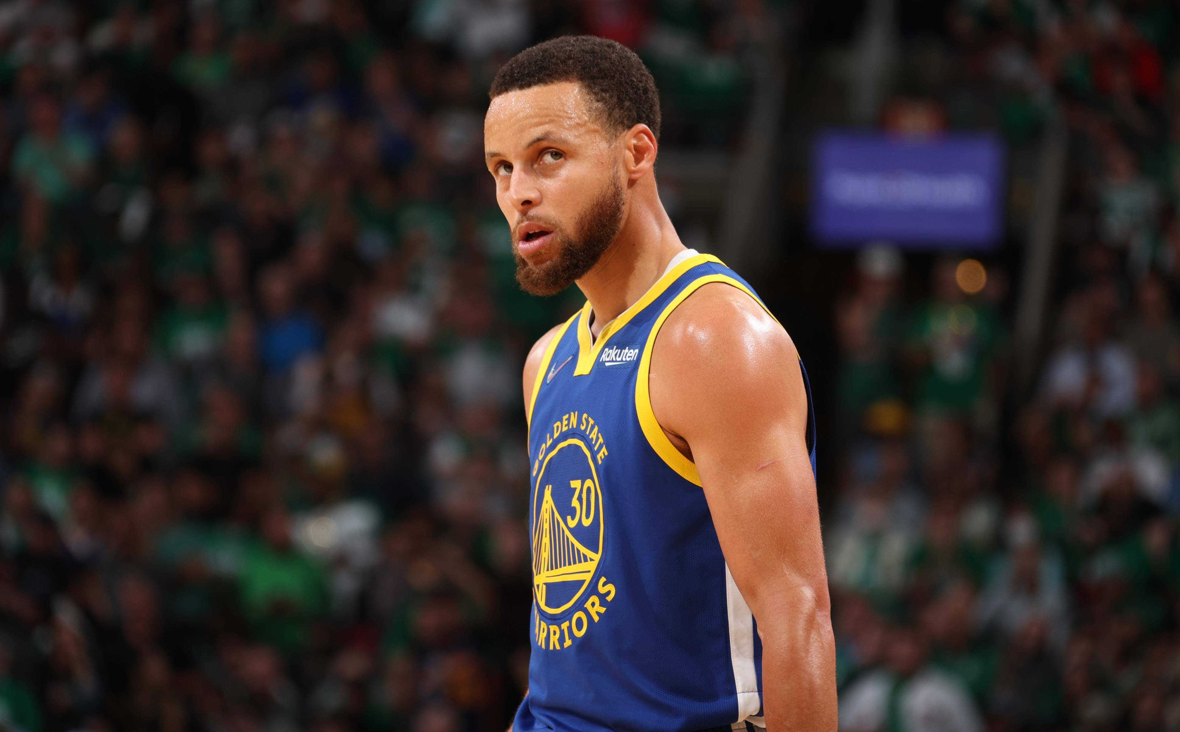 勇士队后卫在比赛中获得三双数据