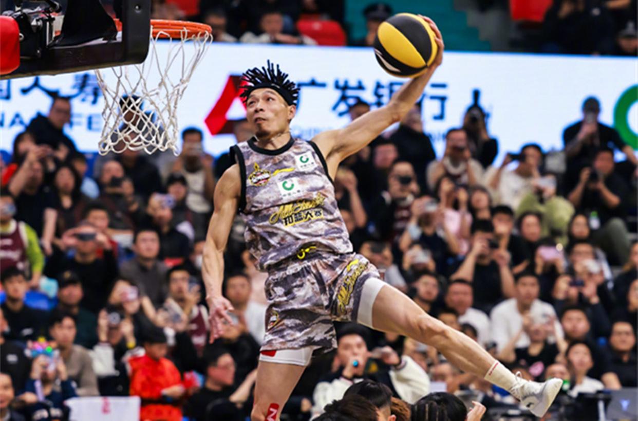 助跑扣篮、三分飙中，球员技艺完美展示