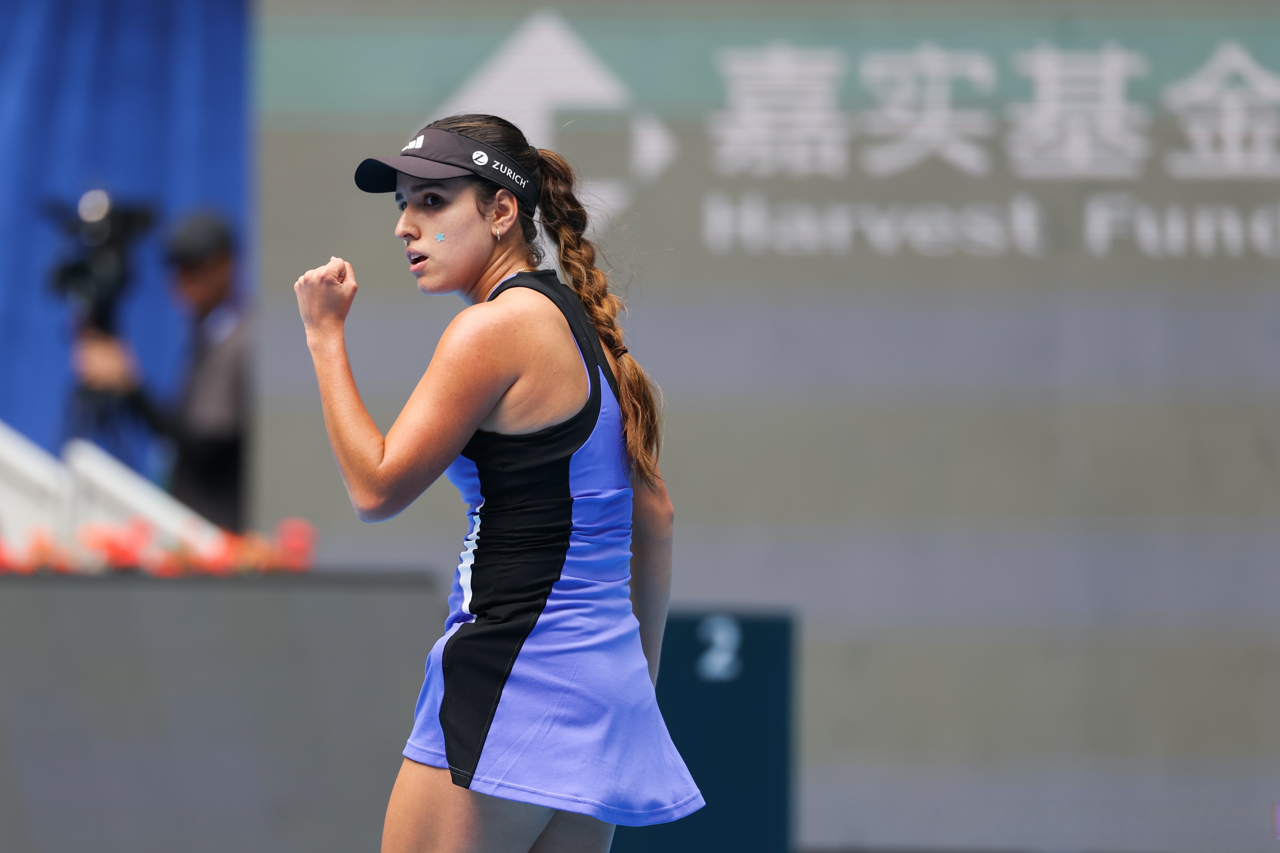 关于举重比赛中，哥伦比亚选手一举夺魁的信息