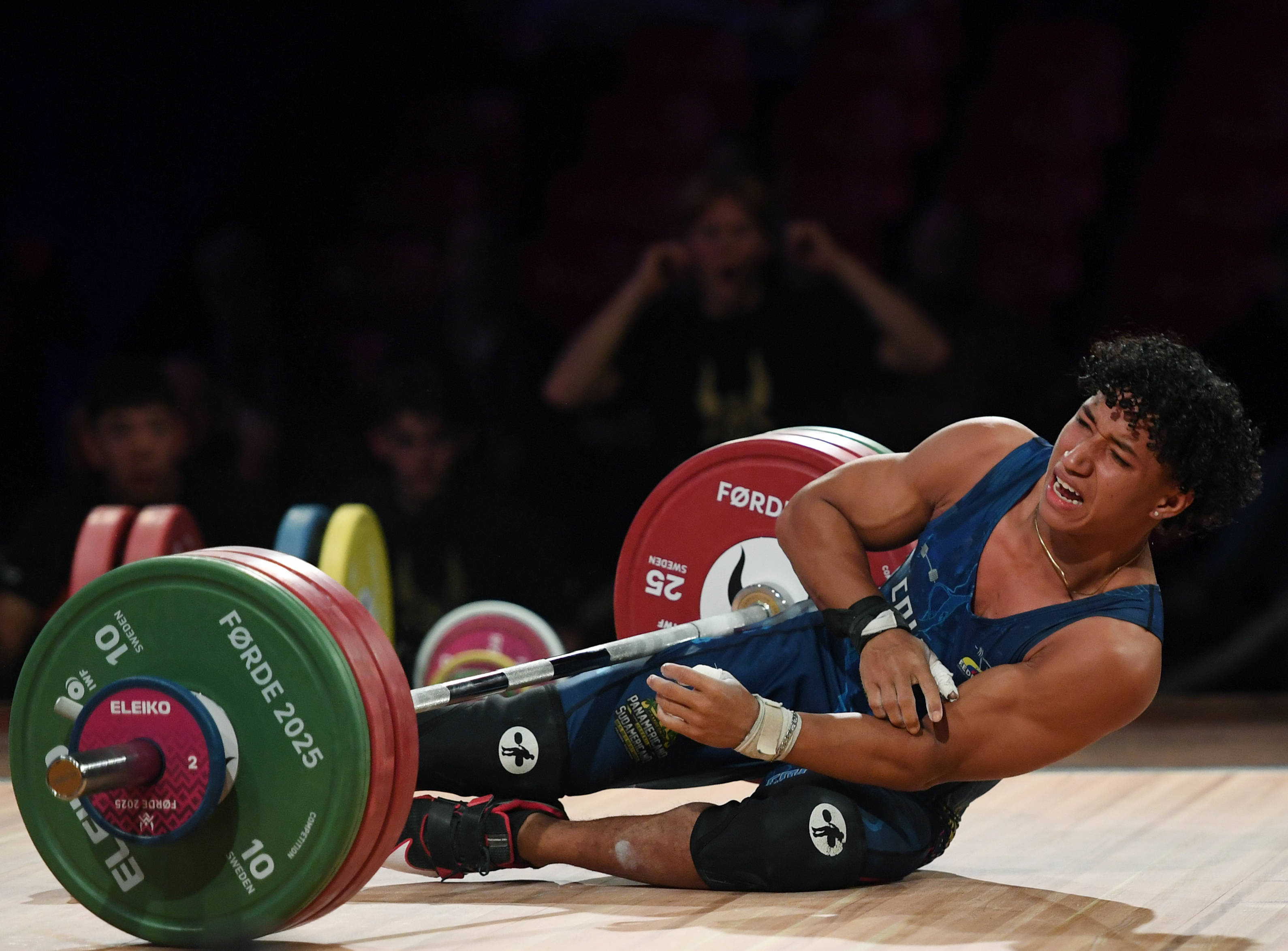 关于举重比赛中，哥伦比亚选手一举夺魁的信息