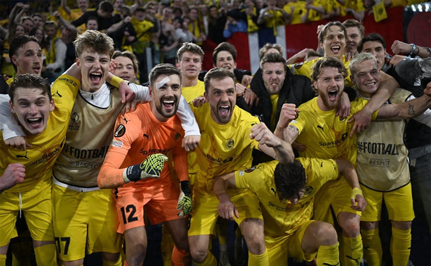 欧预赛精彩瞬间:球员技艺妙绝,粉丝欢呼不止 欧预赛精彩瞬间:球员技艺妙绝,粉丝欢呼不止